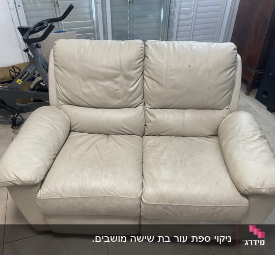 ספה עור בהירה עם כתמים קלים לניקוי